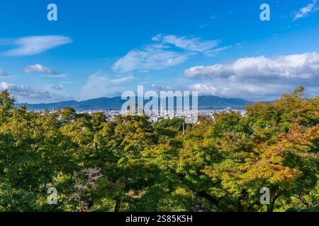 Vue de Kyoto et Nidec Kyoto Tower depuis le temple Kiyomizu-dera, Kiyomizu, quartier Higashiyama, Kyoto, Honshu, Japon Banque D'Images