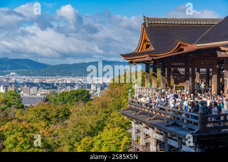 Vue de la scène de Kiyomizu au temple Kiyomizu-dera avec la ville en arrière-plan, Kiyomizu, quartier Higashiyama, Kyoto, Honshu, Japon Banque D'Images