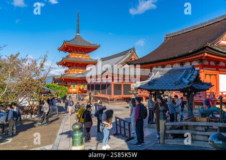 Vue de Kiyomizu-dera Sanjunoto (pagode à trois étages) au temple Kiyomizu-dera, UNESCO, Kiyomizu, quartier Higashiyama, Kyoto, Honshu, Japon Banque D'Images
