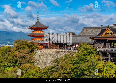 Vue du temple Kiyomizu-dera, UNESCO, avec la ville en arrière-plan, Kiyomizu, quartier Higashiyama, Kyoto, Honshu, Japon Banque D'Images