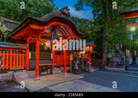 Vue de la porte Torii au sanctuaire Fushimi Inari au crépuscule, Fukakusa Yabunouchicho, quartier Fushimi, Kyoto, Honshu, Japon Banque D'Images