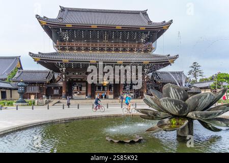 Vue du temple Higashi Hongan-ji, quartier Shimogyo, Higashishiokoji Kamadonocho, Kyoto, Honshu, Japon Banque D'Images