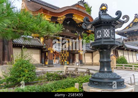Vue du temple Higashi Hongan-ji, quartier Shimogyo, Higashishiokoji Kamadonocho, Kyoto, Honshu, Japon Banque D'Images