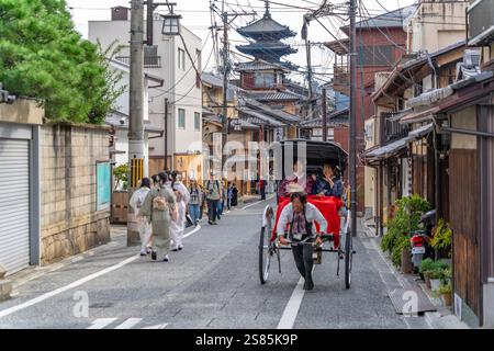 Vue de dames en kimonos et pousse-pousse à Gion, Kyoto Geisha District, Kyoto, Honshu, Japon Banque D'Images