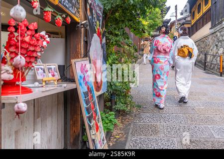 Vue de dames en kimonos dans la rue à Gion, Kyoto Geisha District, Kyoto, Honshu, Japon Banque D'Images