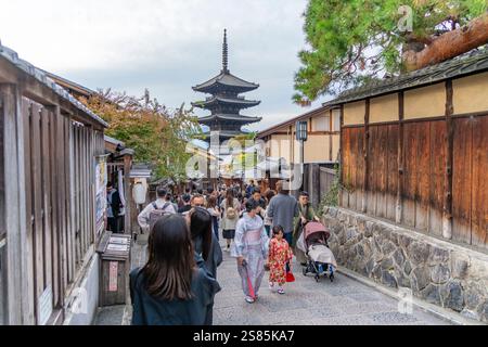 Vue de Sannen Zaka et de la pagode Yasaka à Gion, district de Kyoto Geisha, Kyoto, Honshu, Japon Banque D'Images