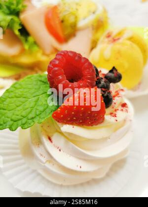 belle framboises dessert med à partir de fruits frais Banque D'Images