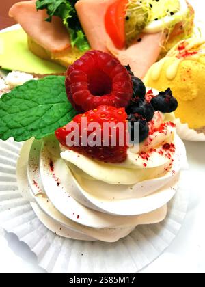 belle framboises dessert med à partir de fruits frais Banque D'Images