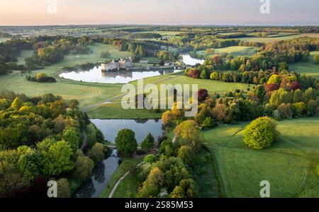 Château de Leeds au lever du soleil, Kent, Angleterre, Royaume-Uni Banque D'Images