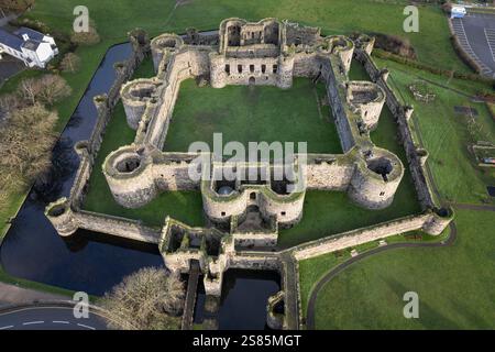Vue aérienne du château de Beaumaris, site du patrimoine mondial de l'UNESCO, Beaumaris, île d'Anglesey, pays de Galles du Nord, Royaume-Uni, Europe Banque D'Images