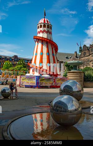 Helter-skelter figure dans Summer by the Seaside événement dans les jardins de la paix, Pinstone Street, Heart of the City, Sheffield, Yorkshire, Angleterre Banque D'Images