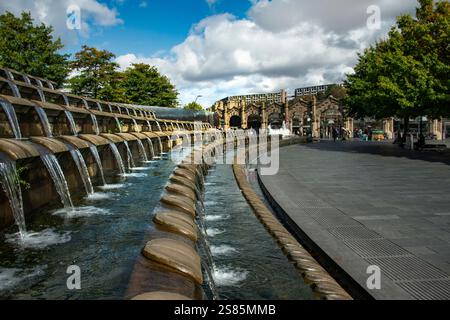 Mur d'acier de Cutting Edge et cascade d'eau à l'extérieur de la gare de Sheffield, Sheffield Gateway, Sheffield, Yorkshire, Angleterre Banque D'Images
