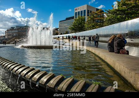 Mur d'acier de Cutting Edge et cascade d'eau à l'extérieur de la gare de Sheffield, Sheffield Gateway, Sheffield, Yorkshire, Angleterre Banque D'Images