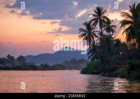 Coucher de soleil sur le fleuve Mékong entre Don Khon et Don Det îles, archipel de quatre mille îles, province de Champasak, Laos Banque D'Images
