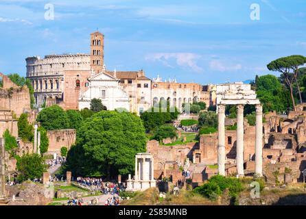 Le Forum Romanum (Forum romain) et le Colisée (Colisée), UNESCO, Rome, Latium, Italie Banque D'Images