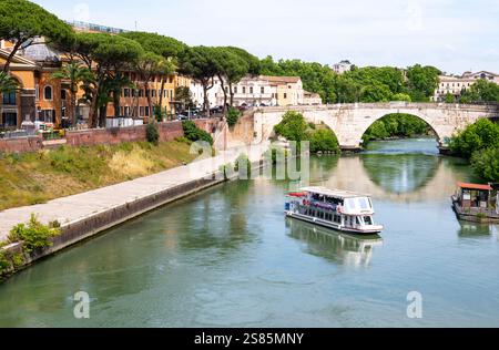 Vue vers l'île du Tibre (Isola Tiberina) sur la gauche, et Ponte Cestio, Rome, Lazio, Italie Banque D'Images
