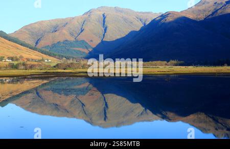 Réflexions sur le Loch Duich, Invershiel, Highlands, Écosse, Royaume-Uni Banque D'Images