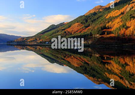 Réflexions sur le Loch Duich, Invershiel, Highlands, Écosse, Royaume-Uni Banque D'Images