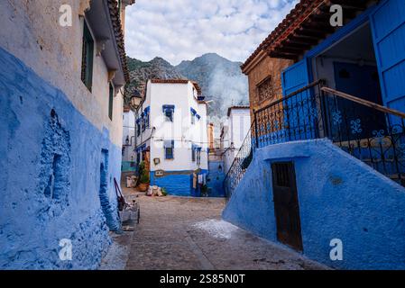 Maisons bleues typiques de la médina de Chefchaouen (la ville bleue), Maroc Banque D'Images