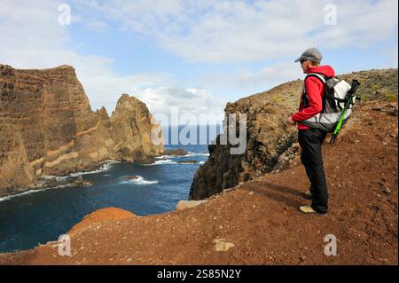Jeune femme marchant sur l'îlot de Cevada, péninsule de Sao Lourenco, île de Madère, océan Atlantique, Portugal Banque D'Images