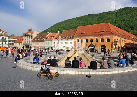 Fontaine sur la place du Conseil (piata Sfatului), Brasov, Transylvanie, Roumanie Banque D'Images