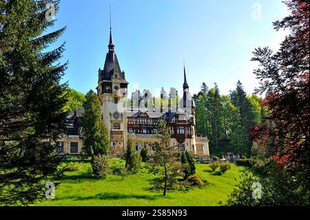 Château de Peles dans les Carpates près de la station de montagne de Sinaia, région de Valachie, Roumanie Banque D'Images