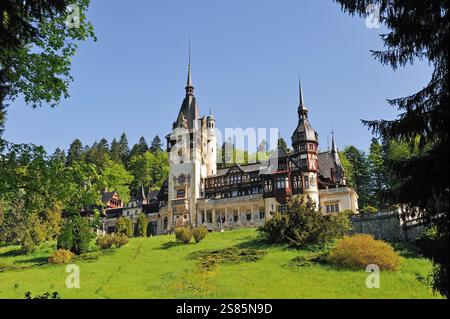Château de Peles dans les Carpates près de la station de montagne de Sinaia, région de Valachie, Roumanie Banque D'Images