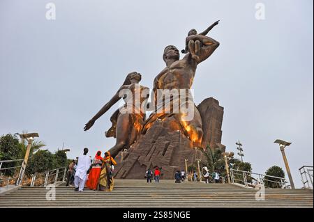 Monument de la Renaissance africaine, statue de bronze de 49 m de haut au sommet de l'une des collines jumelles connues sous le nom de collines des Mamelles, Dakar, Sénégal, Afrique de l'Ouest Banque D'Images