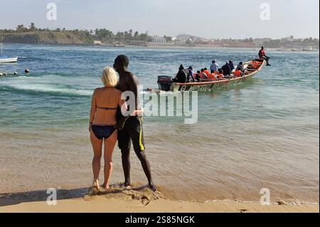 Couple interracial sur une plage de l'île de Ngor, Dakar, Sénégal, Afrique de l'Ouest Banque D'Images
