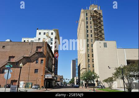 Jefferson Theatre avec San Jacinto Building en arrière-plan, rue Fannin dans le centre-ville de Beaumont, Texas, États-Unis d'Amérique Banque D'Images