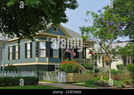 Maisons sur Avenue M arrière, quartier résidentiel, ville de Galveston, île de Galveston, Golfe du Mexique, Texas, États-Unis d'Amérique Banque D'Images