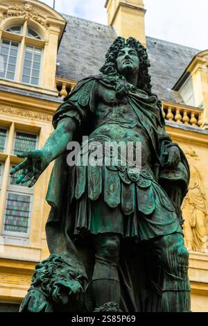 Statue de Louis XIV dans la cour du Musée Carnavalet, Paris, France Banque D'Images