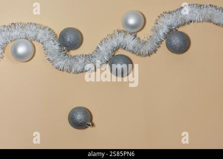 Décorations de vacances : guirlandes et ornements Banque D'Images