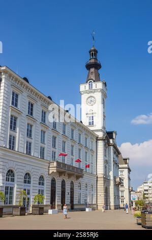 Bâtiment historique avec tour d'horloge blanche à Varsovie, Pologne Banque D'Images