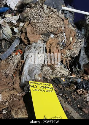Le tas de déchets de 1 m de haut de Watery Lane, à la périphérie de Lichfield dans le Staffordshire. Les autorités locales recherchent des preuves vidéo pour retrouver les mouches qui ont déversé un énorme monticule de déchets de construction s'étendant sur plus de 40 pieds le long d'une route à deux voies, bloquant l'accès aux maisons et aux entreprises. Date de la photo : mardi 21 janvier 2025. Banque D'Images