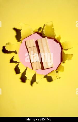 Cubes en bois sur le trou de papier déchiré. Maquette ou Copier l'espace. Modèle. Présentation ou publicité. Concept de message ou de communication Banque D'Images
