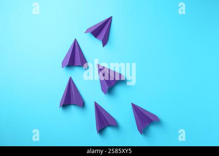 Plans de papier violet faits à la main sur fond bleu clair, vue de dessus Banque D'Images