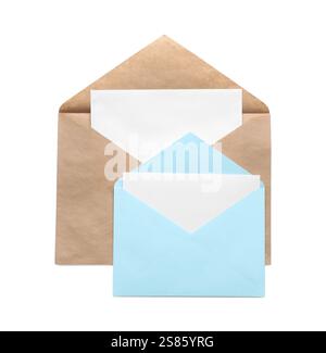 Enveloppes isolées avec des cartes sur blanc, vue de dessus. Maquette pour le design Banque D'Images