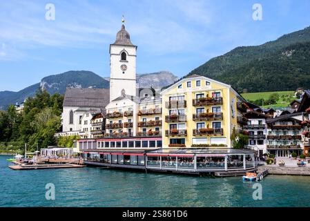 Centre historique d'Attersee sur le lac Atterss dans les Alpes autrichiennes Banque D'Images