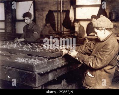 Kinderarbeit, Jungen, die Bettfedern verbinden, 14 und 15 Jahre alt, Boston, Massachusetts, 1917, Foto von Lewis Wickes Hine (1874-1940), Historisch, digital restaurierte Reproduktion von einer Vorlage aus dem 19. Jahrhundert Banque D'Images