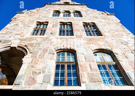 Le mur extérieur en pierre du château médiéval de Cesvaine, Lettonie, avec de grandes fenêtres sur fond de ciel bleu Banque D'Images