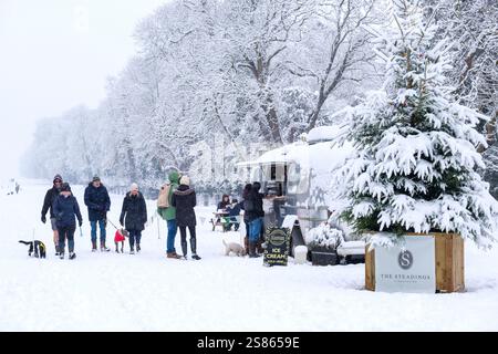 De fortes chutes de neige sont tombées dans le Cirencester dans les Cotswolds. Les gens sont vus marcher et jouer dans le parc Cirencester et sur le terrain de l'abbaye. Banque D'Images
