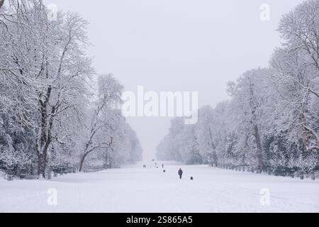 De fortes chutes de neige sont tombées dans le Cirencester dans les Cotswolds. Les gens sont vus marcher et jouer dans le parc Cirencester et sur le terrain de l'abbaye. Banque D'Images