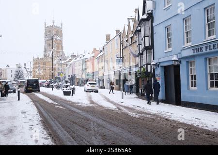 De fortes chutes de neige sont tombées dans le Cirencester dans les Cotswolds. Les gens sont vus marcher et jouer dans le parc Cirencester et sur le terrain de l'abbaye. Banque D'Images