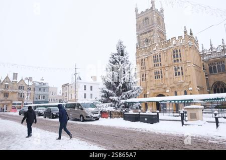 De fortes chutes de neige sont tombées dans le Cirencester dans les Cotswolds. Les gens sont vus marcher et jouer dans le parc Cirencester et sur le terrain de l'abbaye. Banque D'Images