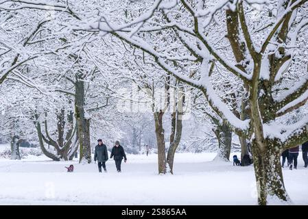 De fortes chutes de neige sont tombées dans le Cirencester dans les Cotswolds. Les gens sont vus marcher et jouer dans le parc Cirencester et sur le terrain de l'abbaye. Banque D'Images