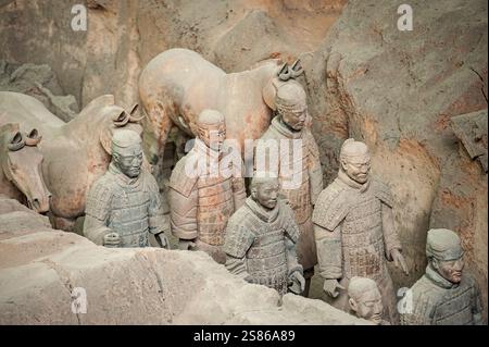 L'armée de terre cuite se compose de 8000 soldats, 130 chars avec 520 chevaux et 150 chevaux de cavalerie, qui ont été enterrés avec le premier empereur de Chine Banque D'Images