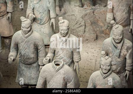 L'armée de terre cuite se compose de 8000 soldats, 130 chars avec 520 chevaux et 150 chevaux de cavalerie, qui ont été enterrés avec le premier empereur de Chine Banque D'Images