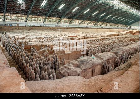 L'armée de terre cuite se compose de 8000 soldats, 130 chars avec 520 chevaux et 150 chevaux de cavalerie, qui ont été enterrés avec le premier empereur de Chine Banque D'Images
