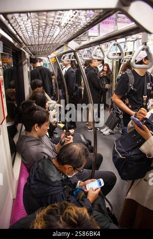 Navetteurs et voyageurs dans un train souterrain à Tokyo, Japon. Banque D'Images